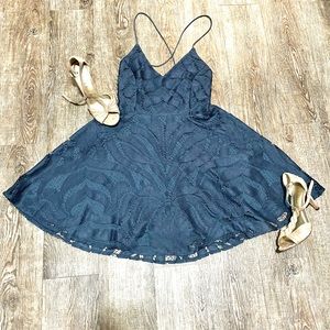 Two sisters Low-back Lace Mini Dress